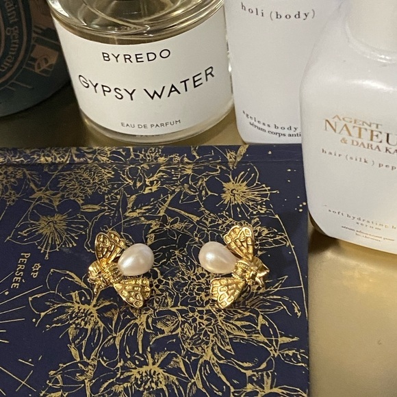 Vintage Style Gold Bee Pearl Stud Earrings - Etsy STUNNING vintage gold tone Pearl bee clip on earrings